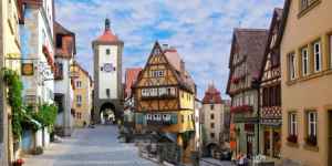 時光靜止的街道：羅騰堡的石板路與城堡花園的午后